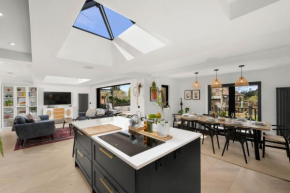 Luxury 5 bedroom Victorian home with Hot Tub